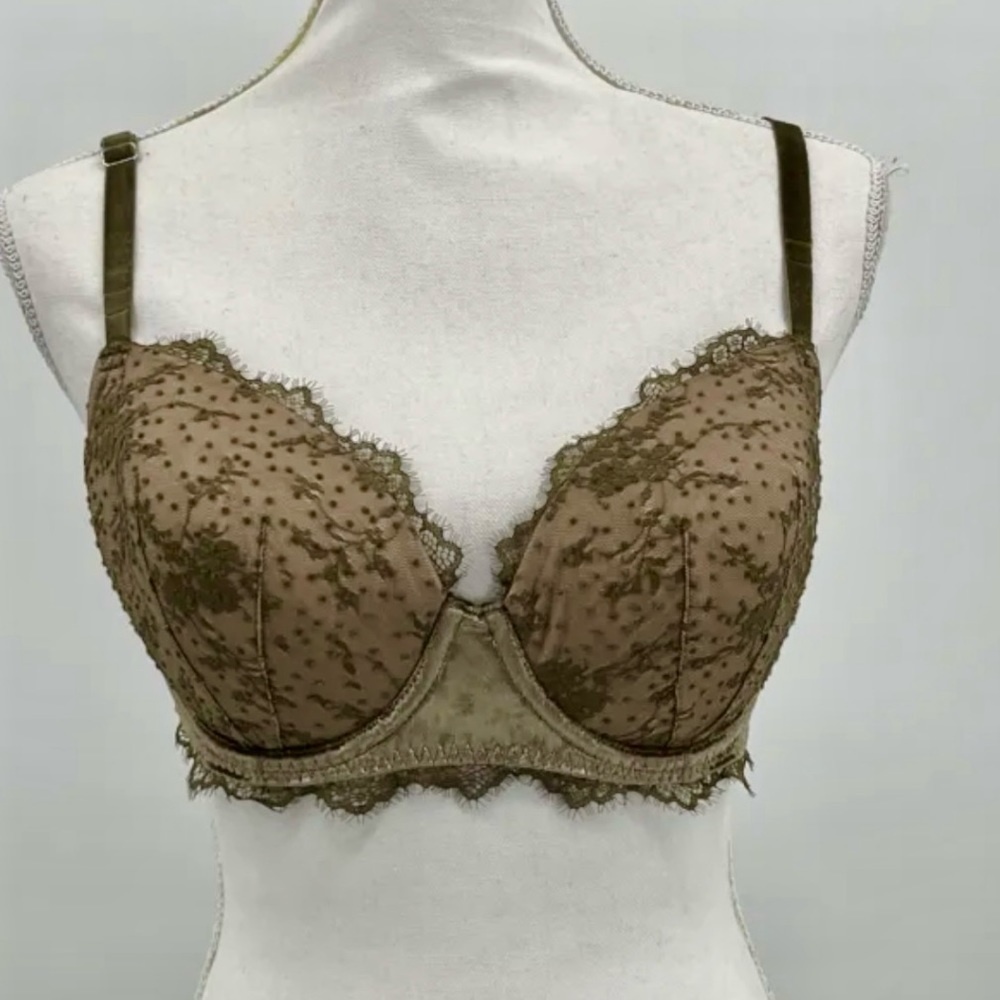 - Victoria’s secret green velvet petal bra. In EUC.
